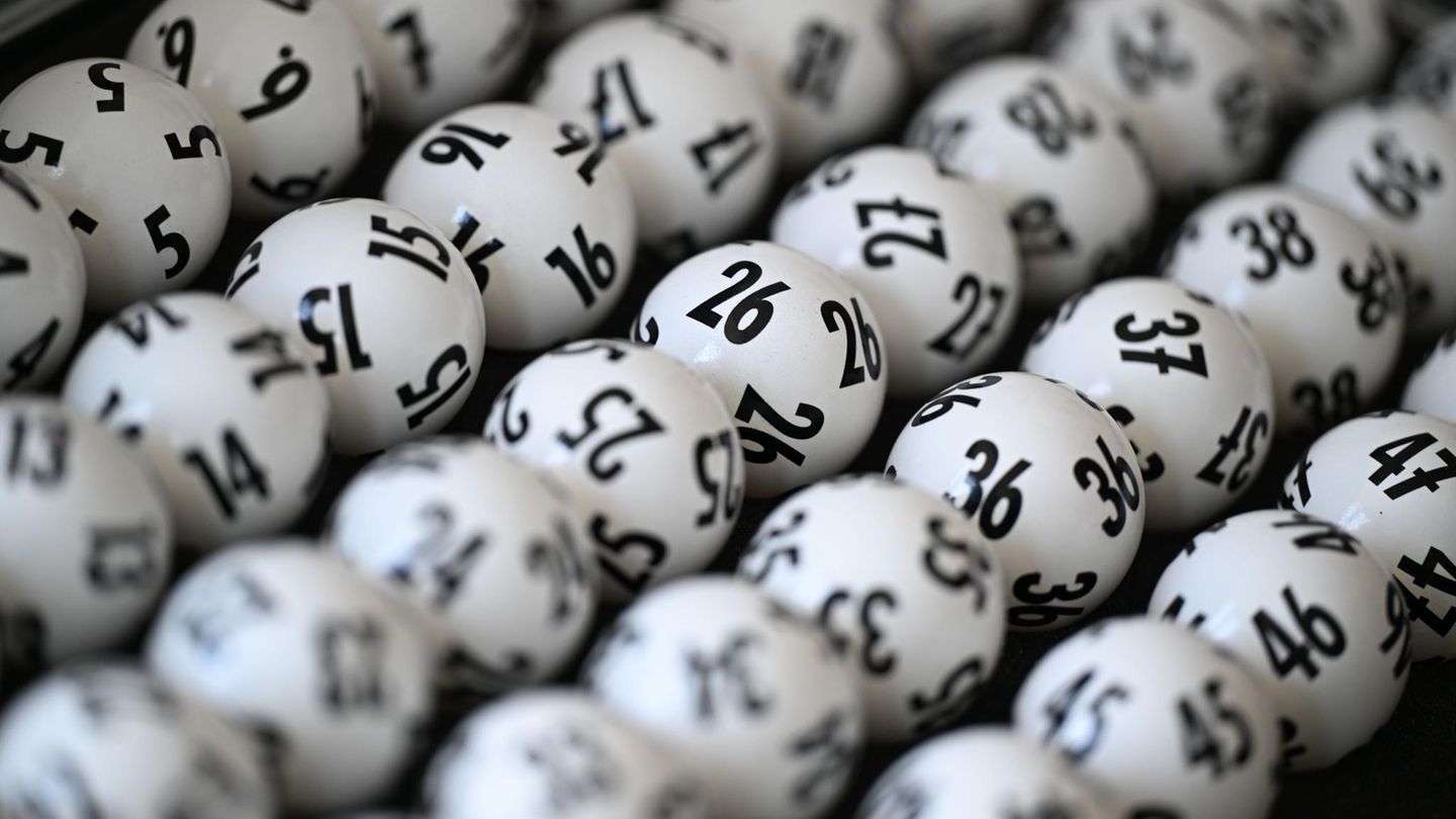 Lotto: Lottokugeln liegen in einem Koffer