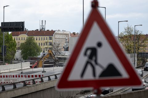 Schweres Gerät rückt bald an, um den Weg zur Erneuerung einer Brücke des Magdeburger Rings zu ebnen. (Symbolbild) Foto: Hannes P