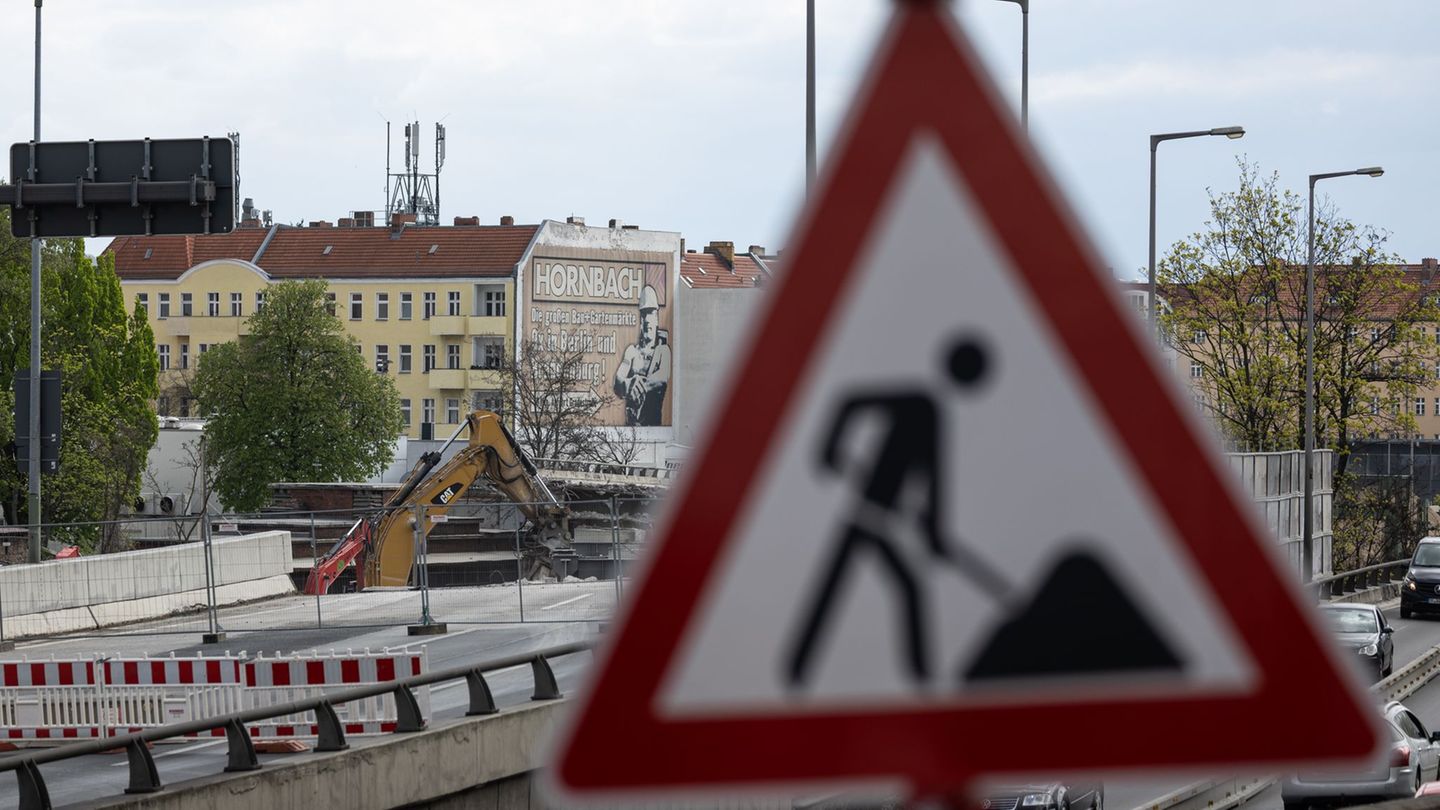 Schweres Gerät rückt bald an, um den Weg zur Erneuerung einer Brücke des Magdeburger Rings zu ebnen. (Symbolbild) Foto: Hannes P