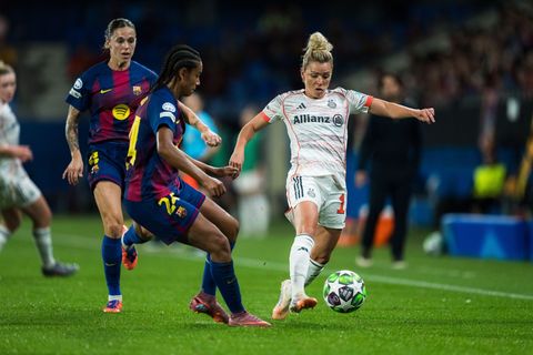 Linda Dallmann (r) und die Bayern-Frauen haben gegen den FC Barcelona eine herbe Pleite kassiert. Foto: Joan Gosa/XinHua/dpa