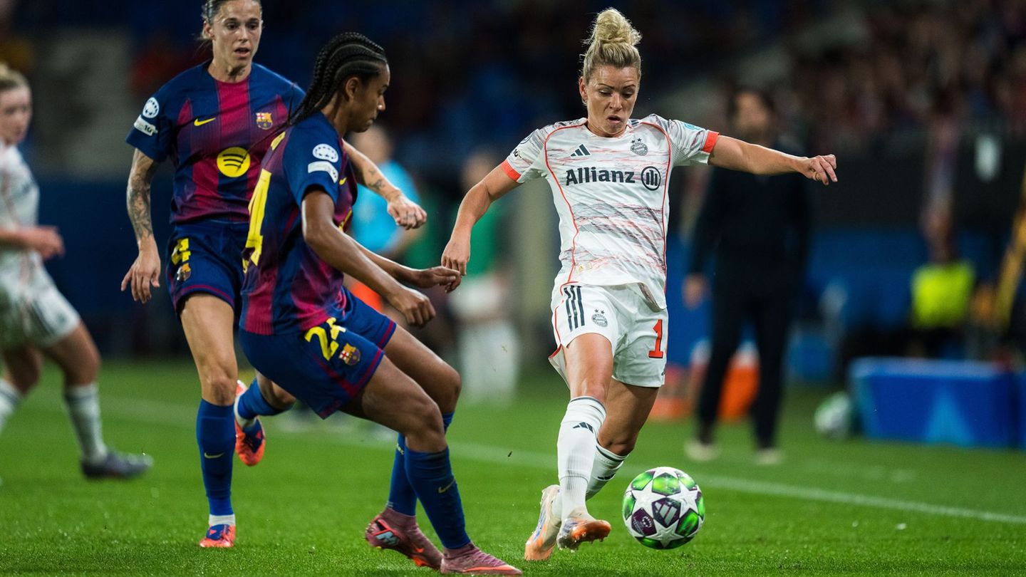Linda Dallmann (r) und die Bayern-Frauen haben gegen den FC Barcelona eine herbe Pleite kassiert. Foto: Joan Gosa/XinHua/dpa