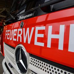 Die Feuerwehr löschte die Flammen. (Symbolbild) Foto: Klaus-Dietmar Gabbert/dpa