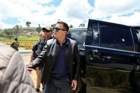 Ecuadors Präsident Daniel Noboa an einem der Fahrzeuge
