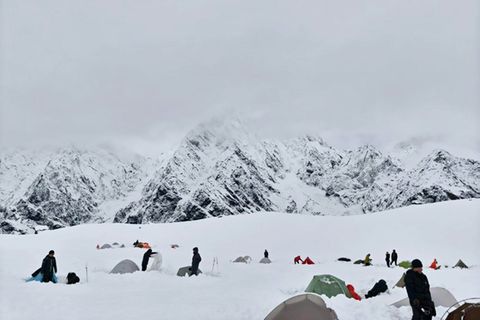 Eingeschneite Wanderer am Fuß des Mount Everest