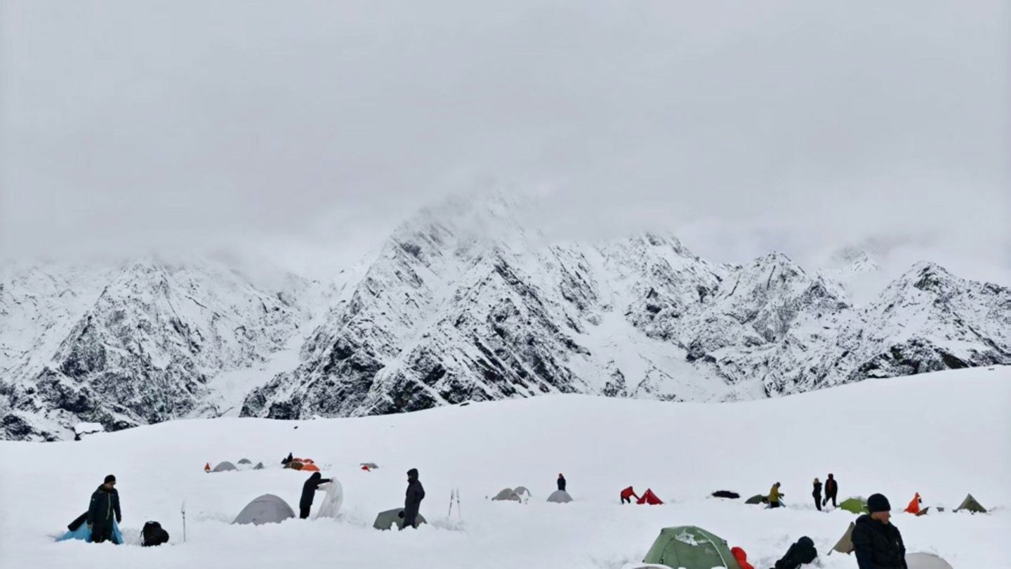 Eingeschneite Wanderer am Fuß des Mount Everest