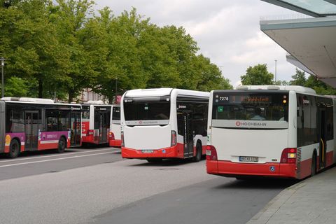 Weniger Fahrgäste in Bussen und Bahnen als vor Corona. (Archivbild) Foto: Marcus Brandt/dpa