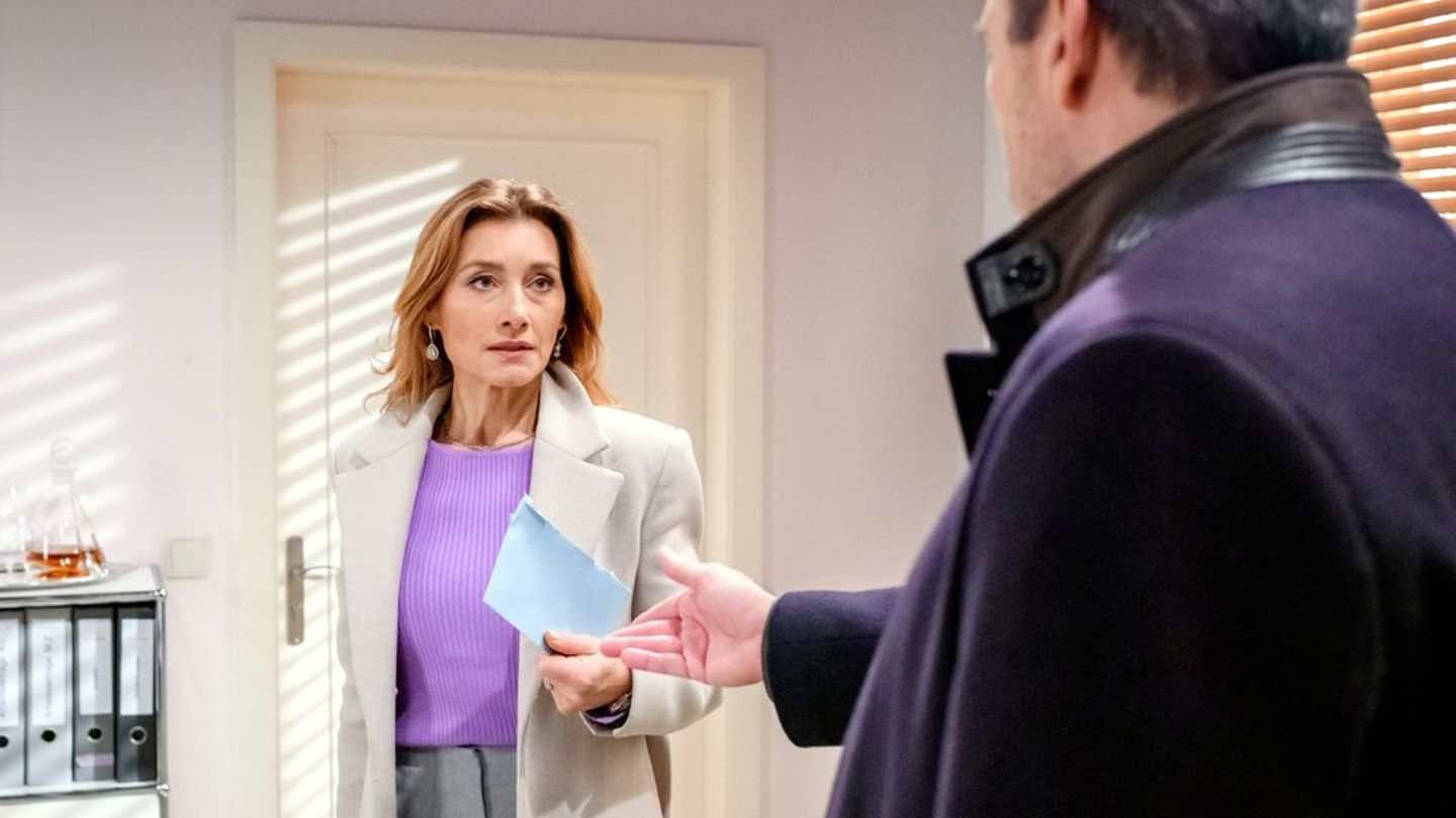 "Sturm der Liebe": Alexandra wird von Christoph erwischt, als sie den Beweis von Professor Bode entwenden will.