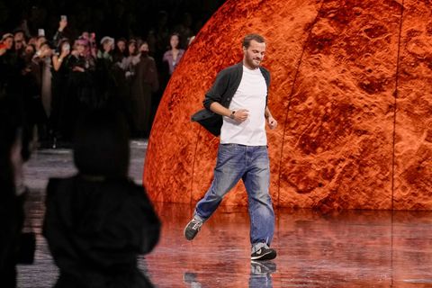 Matthieu Blazy bei der Präsentation der Chanel Frühjahr/Sommer 2026 Kollektion. Foto: Aurelien Morissard/AP/dpa