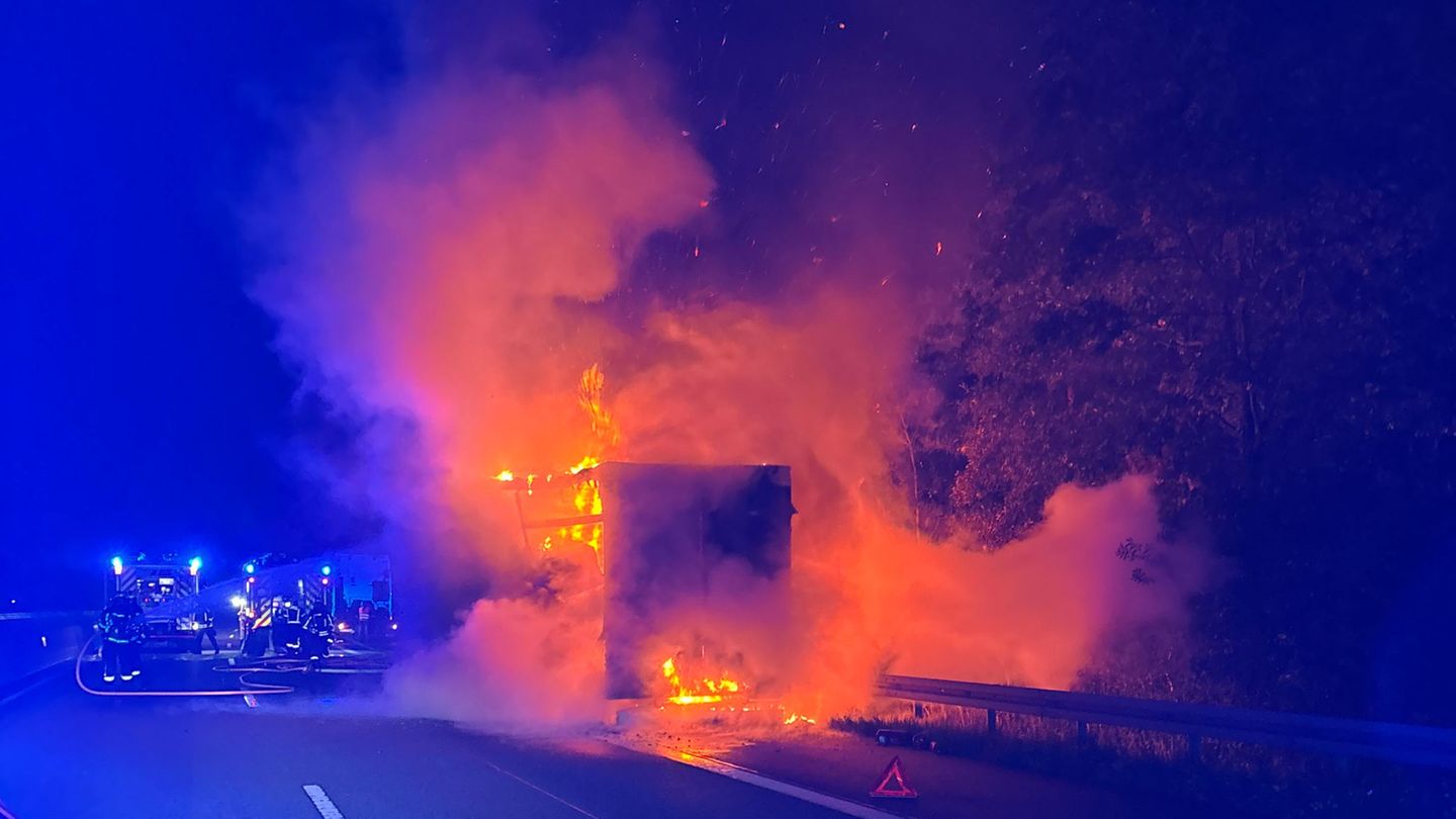 Wie lange die Sperrung noch andauert, war zunächst nicht absehbar. Foto: --/Polizei Osthessen/dpa