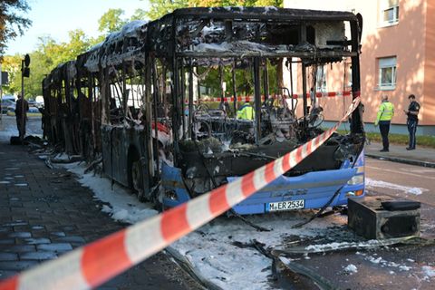 Der Linienbus fing während der Fahrt Feuer. Foto: Malin Wunderlich/dpa