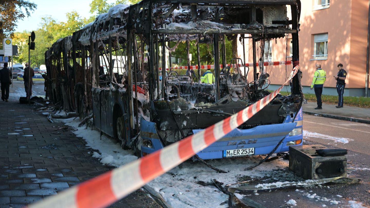Der Linienbus fing während der Fahrt Feuer. Foto: Malin Wunderlich/dpa