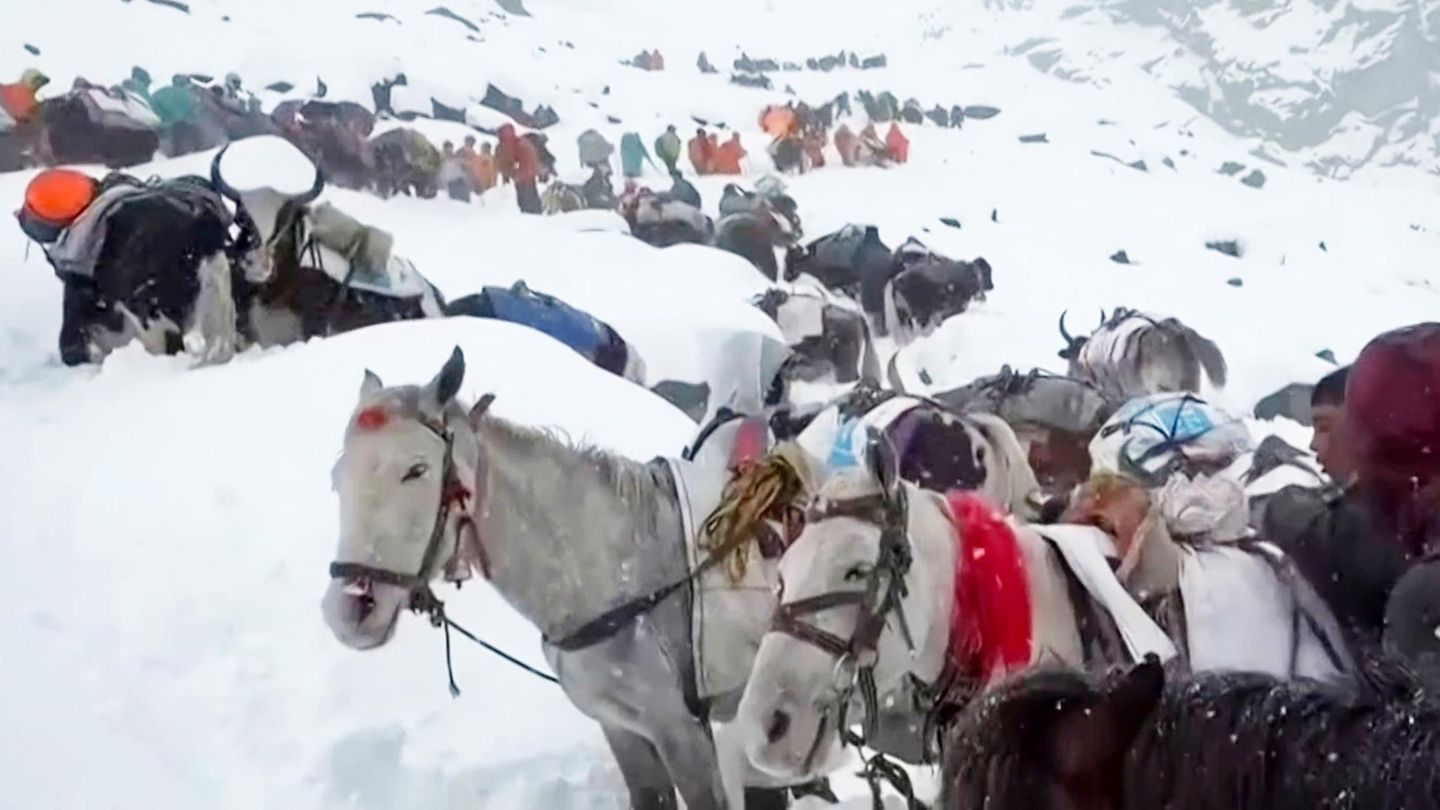 "Haben uns gegenseitig gewärmt": Geretteter Tourist schildert Zustand am Mount Everest