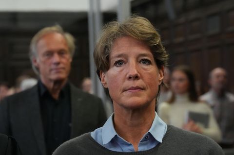 Christina Block steht im Gerichtssaal 237 im Hamburger Landgericht