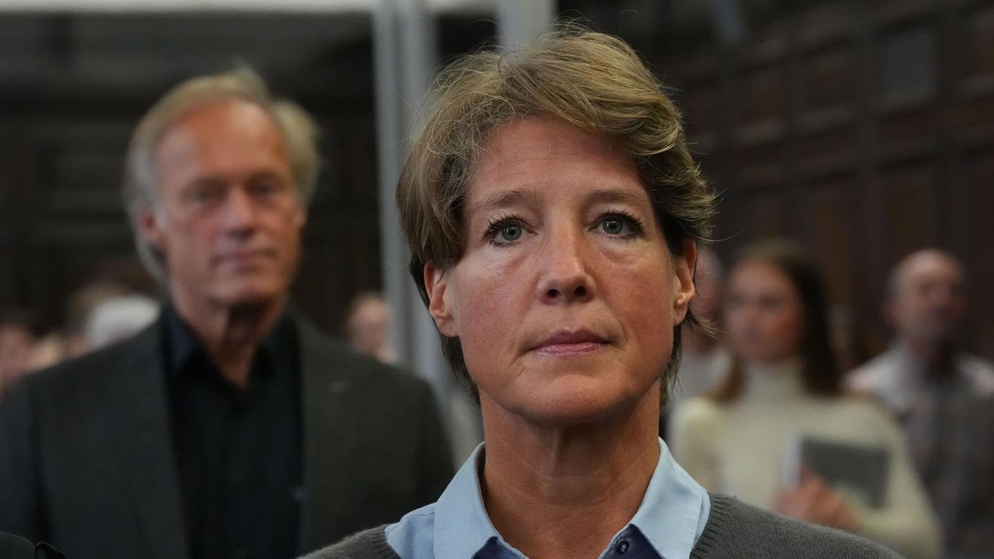 Christina Block steht im Gerichtssaal 237 im Hamburger Landgericht