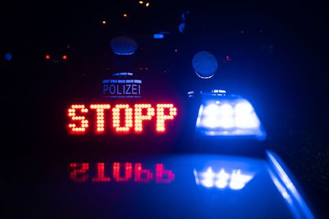 Die Verfolgungsfahrt endet erst mit Schüssen auf die Reifen. (Archivbild) Foto: Marijan Murat/dpa