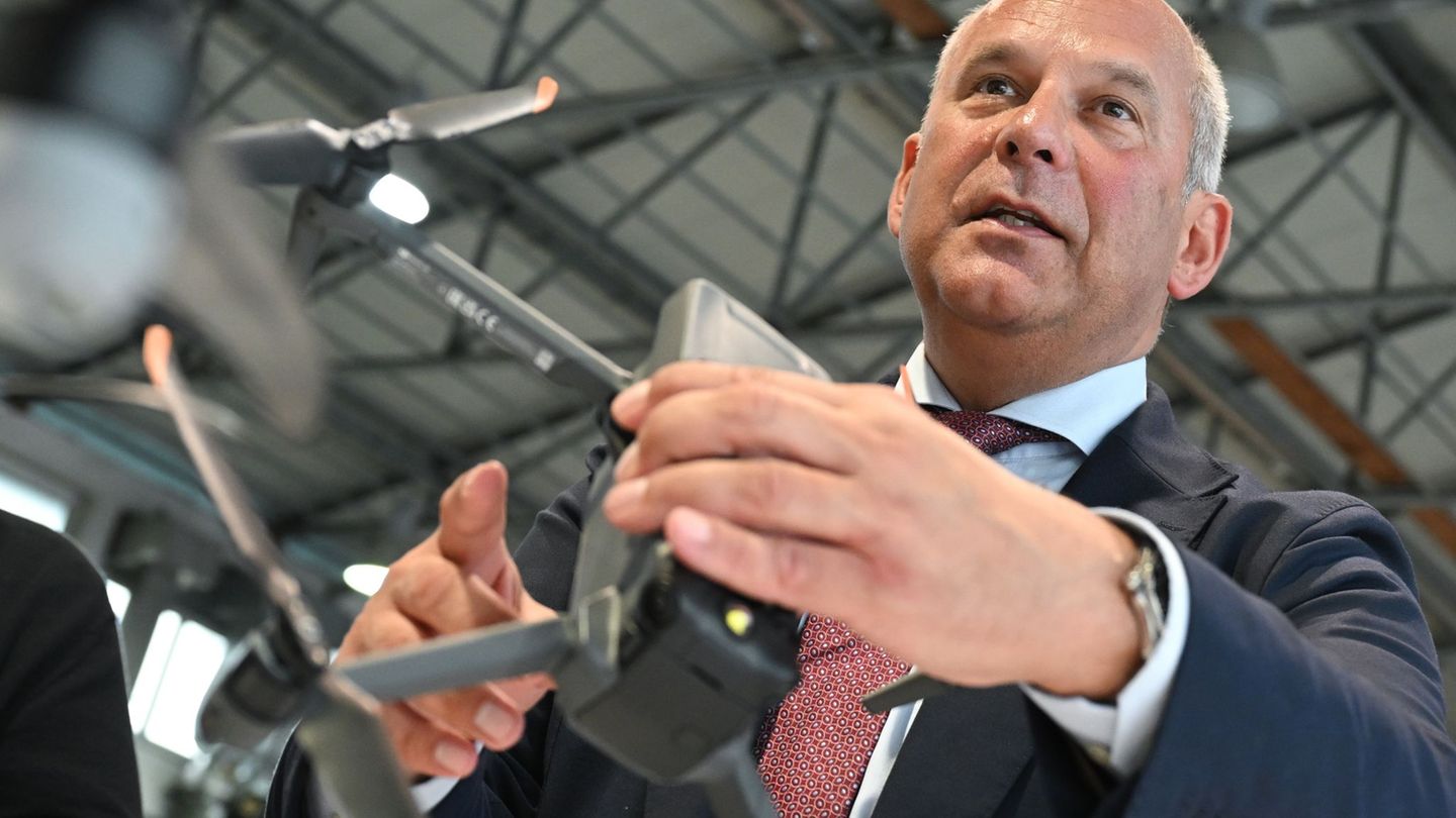 Hessens Innenminister Roman Poseck (CDU) hält beim Besuch des Kompetenzzentrums Drohnen der Polizeifliegerstaffel Hessen eine Mi