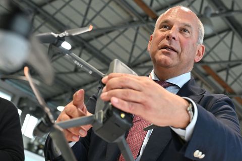 Hessens Innenminister Roman Poseck (CDU) hält beim Besuch des Kompetenzzentrums Drohnen der Polizeifliegerstaffel Hessen eine Mi