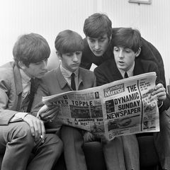 Die Beatles lesen 1963 eine Ausgabe der Zeitung "Sunday Mirror"