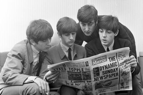 Die Beatles lesen 1963 eine Ausgabe der Zeitung "Sunday Mirror"