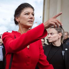 Sahra Wagenknecht vor dem Brandenburger Tor
