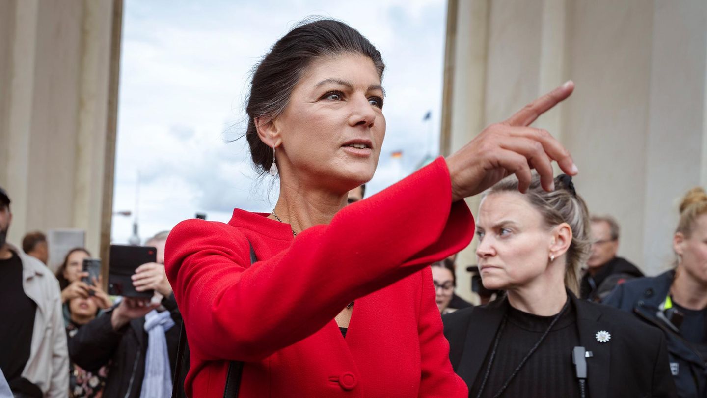 Sahra Wagenknecht vor dem Brandenburger Tor