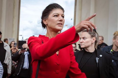 Sahra Wagenknecht vor dem Brandenburger Tor