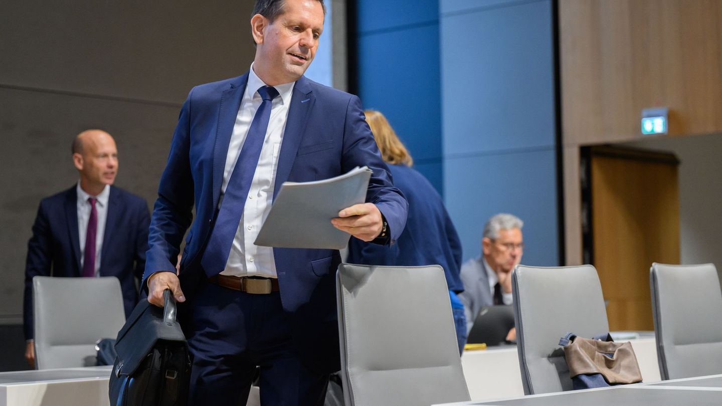 Niedersachsens Ministerpräsident Lies fordert einen gemeinsamen Zukunftspakt für die Autoindustrie. Foto: Julian Stratenschulte/