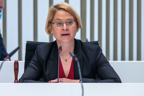 Landtagspräsidentin Birgit Hesse würdigt Demonstranten von Herbst 1989 als Wegbereiter von Demokratie, Freiheit und Einheit. (Ar