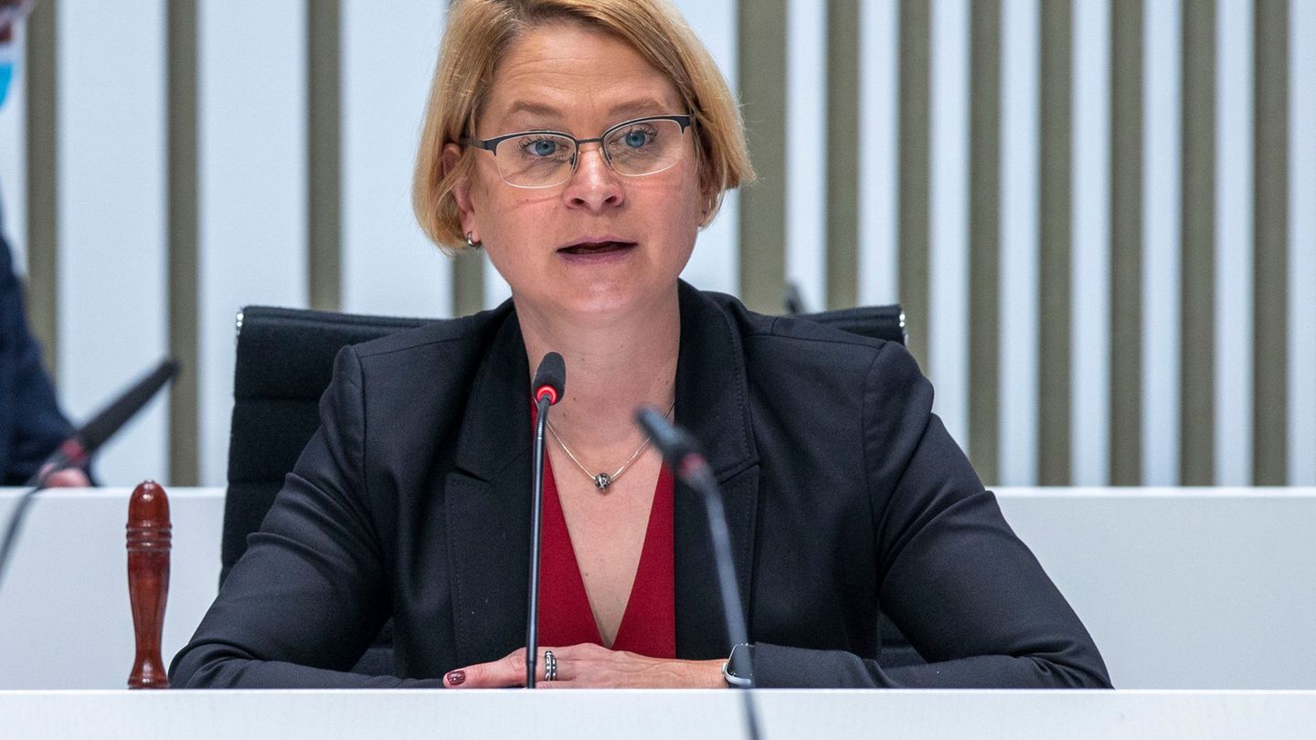 Landtagspräsidentin Birgit Hesse würdigt Demonstranten von Herbst 1989 als Wegbereiter von Demokratie, Freiheit und Einheit. (Ar