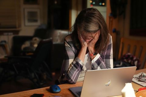 Nobelpreisträgerin Brunkow wird in den USA mitten in der Nacht von Fotografen zuhause überrascht. Foto: Lindsey Wasson/AP/dpa