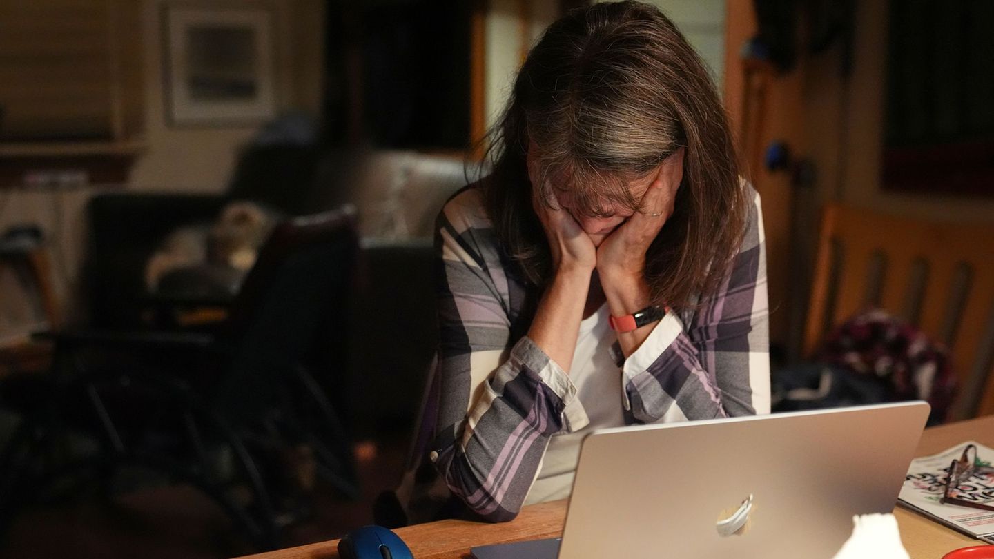 Nobelpreisträgerin Brunkow wird in den USA mitten in der Nacht von Fotografen zuhause überrascht. Foto: Lindsey Wasson/AP/dpa