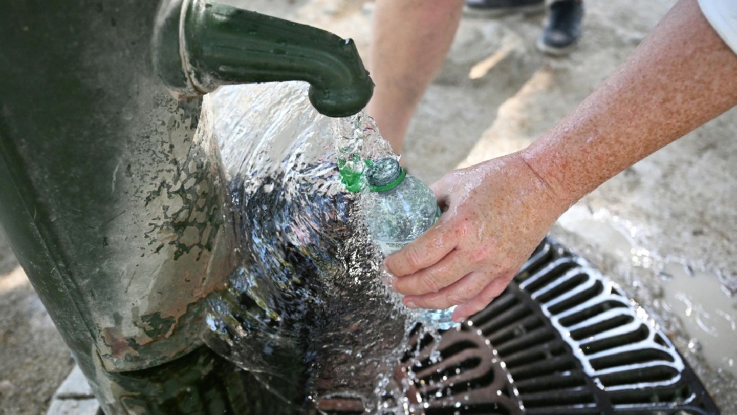 Passant füllt Wasserflasche in Paris