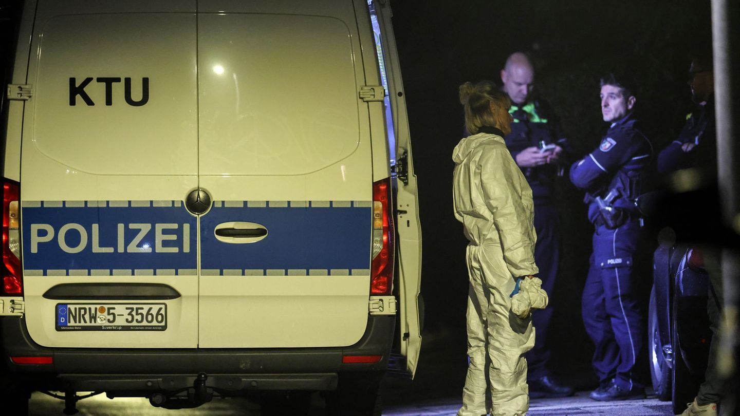 Bis zum späten Abend waren am Dienstag Spuren im Haus der lebensbedrohlich verletzten Frau gesichert worden. Foto: Christoph Rei
