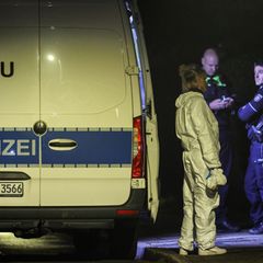 Bis zum späten Abend waren am Dienstag Spuren im Haus der lebensbedrohlich verletzten Frau gesichert worden. Foto: Christoph Rei