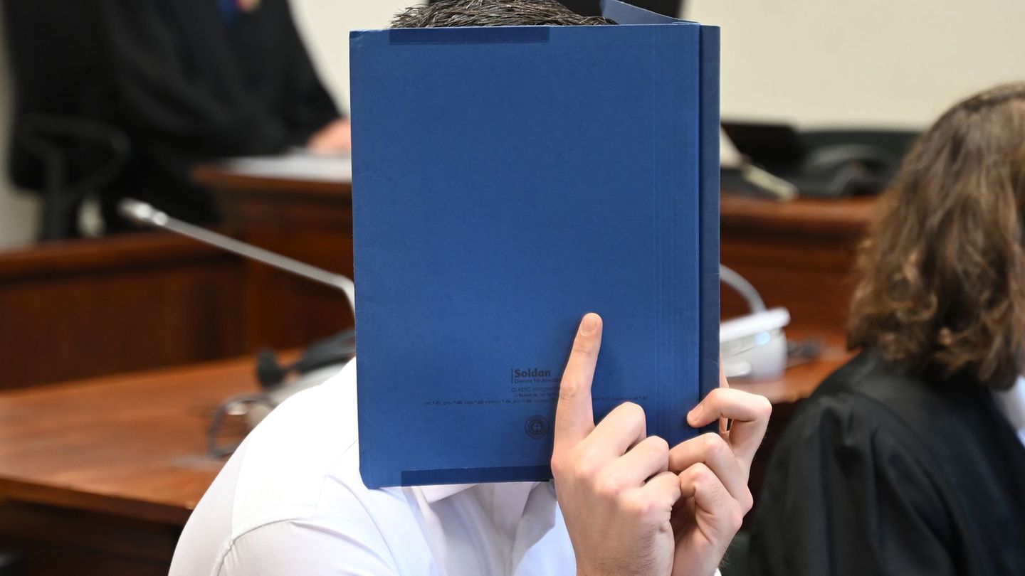 Der Angeklagte wurde zu einer Haft von 13 Jahren und sechs Monaten verurteilt. Foto: David Hammersen/dpa