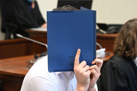 Der Angeklagte wurde zu einer Haft von 13 Jahren und sechs Monaten verurteilt. Foto: David Hammersen/dpa