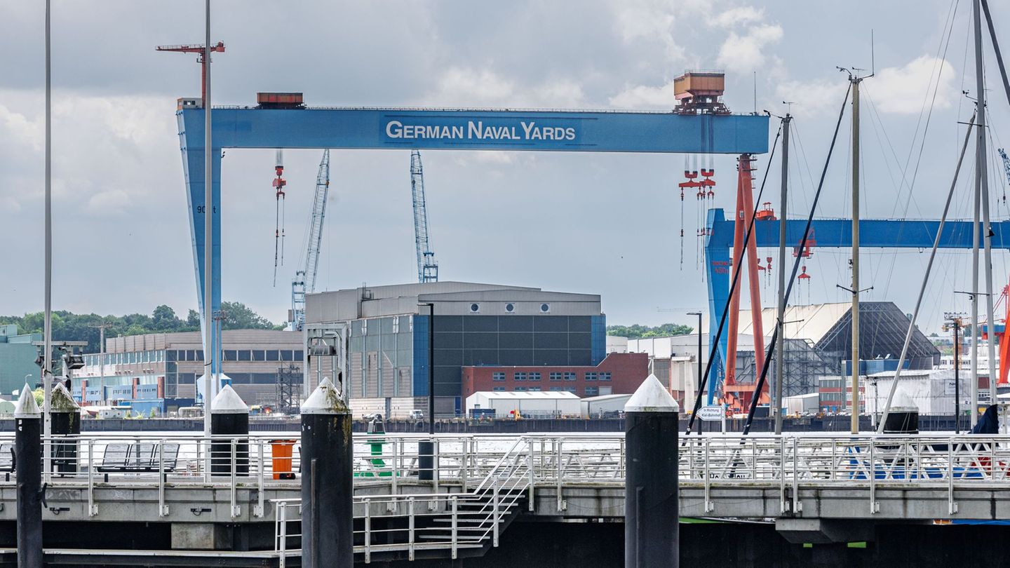 German Naval Yards hat einen Vertrag über die Fertigstellung des Schiffes unterschrieben. (Symbolbild) Foto: Markus Scholz/dpa