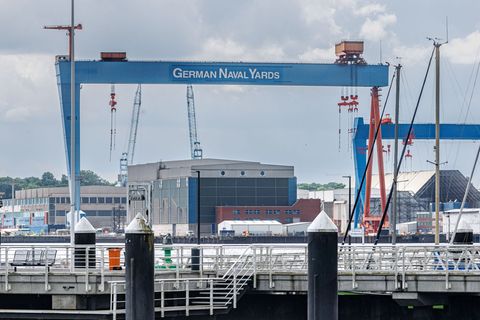 German Naval Yards hat einen Vertrag über die Fertigstellung des Schiffes unterschrieben. (Symbolbild) Foto: Markus Scholz/dpa