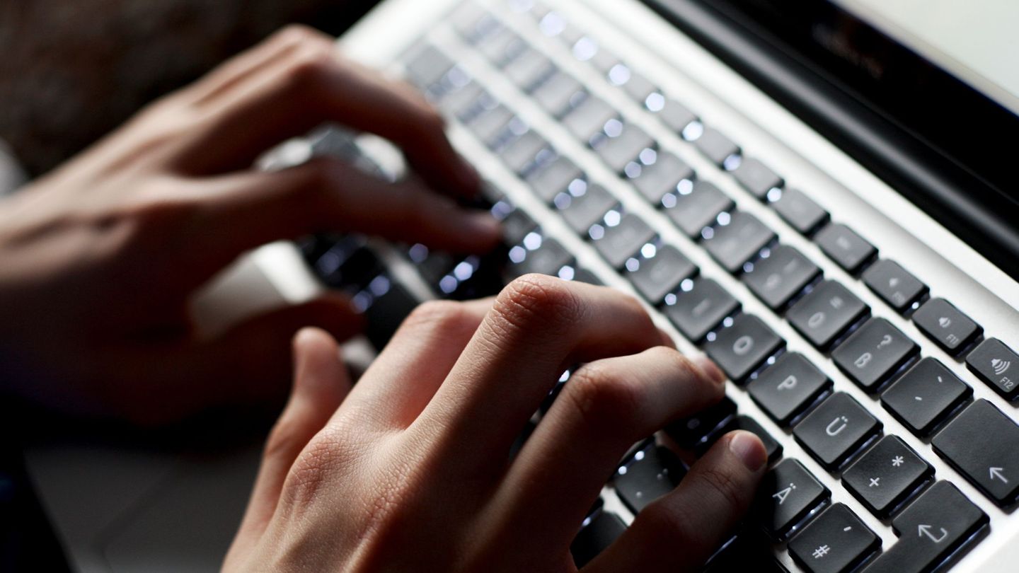 Das Landeskriminalamt warnt vor Betrug mit Künstlicher Intelligenz. (Symbolbild) Foto: Karl-Josef Hildenbrand/dpa