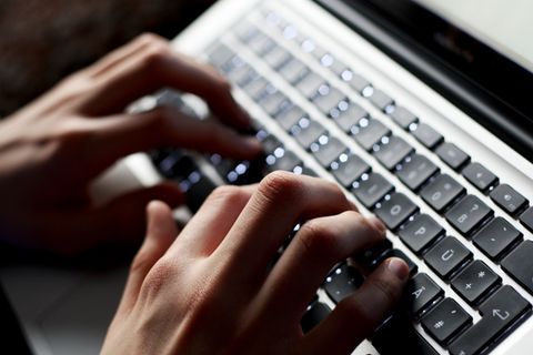 Das Landeskriminalamt warnt vor Betrug mit Künstlicher Intelligenz. (Symbolbild) Foto: Karl-Josef Hildenbrand/dpa