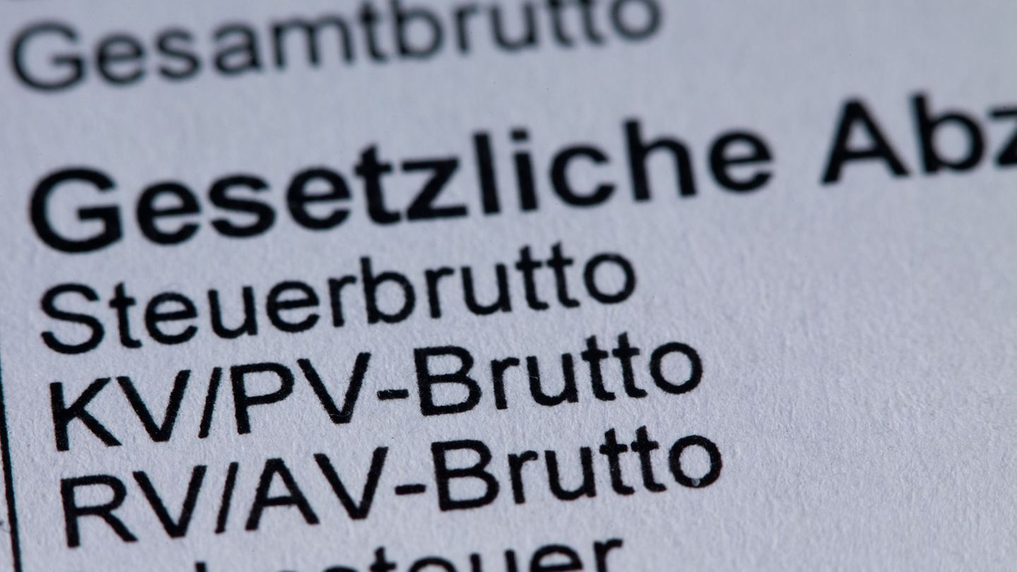 Die Beitragsbemessungsgrenze für die Krankenversicherung soll auf 5.812,50 Euro steigen. (Illustration) Foto: Jens Büttner/dpa