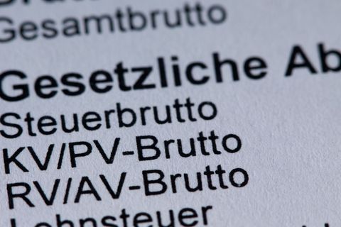 Die Beitragsbemessungsgrenze für die Krankenversicherung soll auf 5.812,50 Euro steigen. (Illustration) Foto: Jens Büttner/dpa