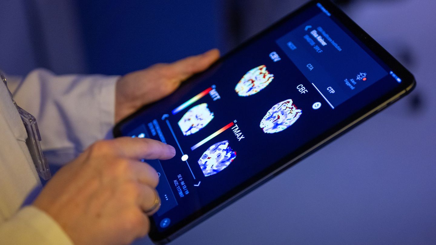 Besonders im Gesundheitswesen sieht die EU-Kommission große Potenziale durch KI. (Symbolbild) Foto: Monika Skolimowska/dpa