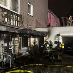 Das Feuer schlug auf die Fassade eines Mehrfamilienhauses über. Mehrere Bewohner mussten mit einer Drehleiter ins Freie gebracht