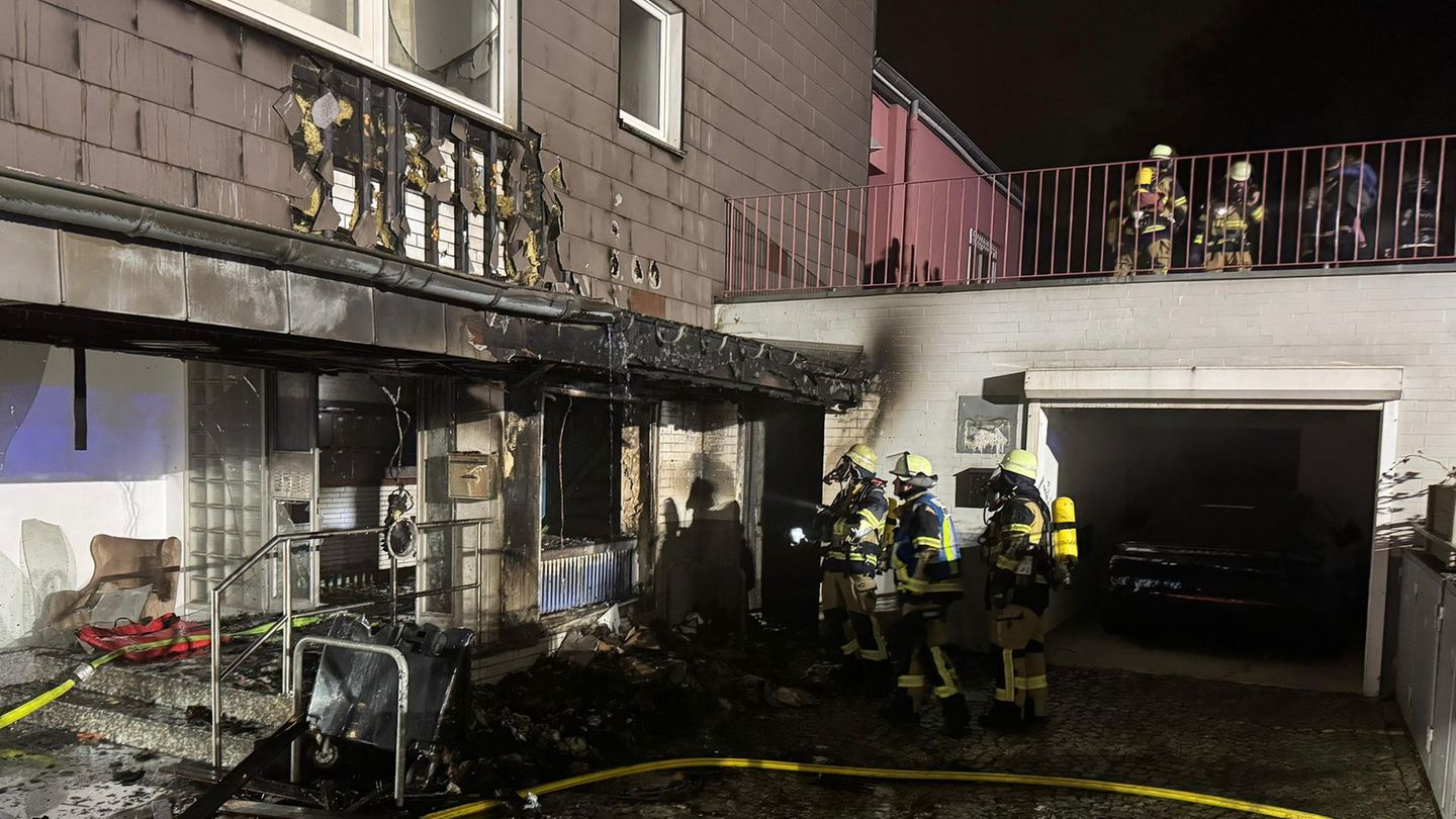 Das Feuer schlug auf die Fassade eines Mehrfamilienhauses über. Mehrere Bewohner mussten mit einer Drehleiter ins Freie gebracht