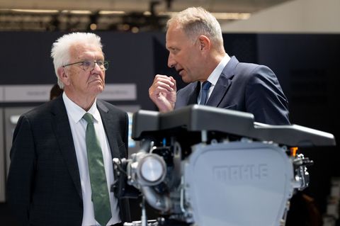 Ministerpräsident Kretschmann will der Autoindustrie mehr Flexibilität geben. (Archivbild) Foto: Sven Hoppe/dpa