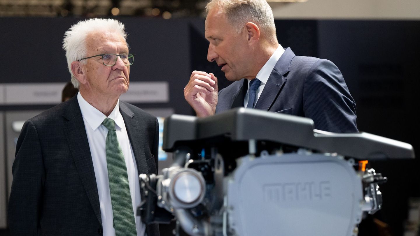 Ministerpräsident Kretschmann will der Autoindustrie mehr Flexibilität geben. (Archivbild) Foto: Sven Hoppe/dpa