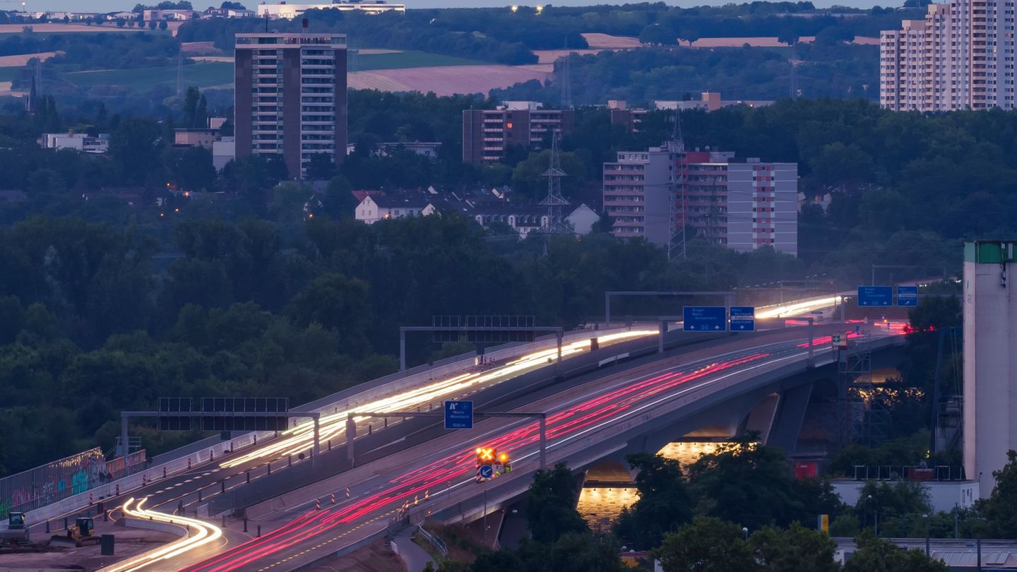 Sperrung an der A643 (Symbolbild) Foto: Andreas Arnold/dpa
