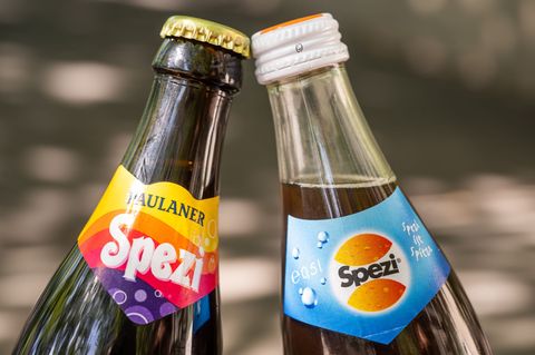 Spezi von Paulaner und Riegele. Eine Einigung der Brauereien ebnet Paulaner den Weg ins Ausland. (Illustration) Foto: Peter Knef