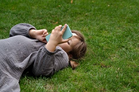 Schon Kinder verbringen zu viel Zeit vor dem Smartphone